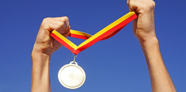 Rekordjagd weltweit: Basketball auf Zahnbürste und Becherstapeln