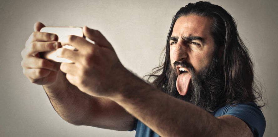 Selfie? Lieber nicht die Zähne zeigen!