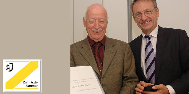 Ehrennadel der Bundeszahnärztekammer für Dr. Peter Henriot