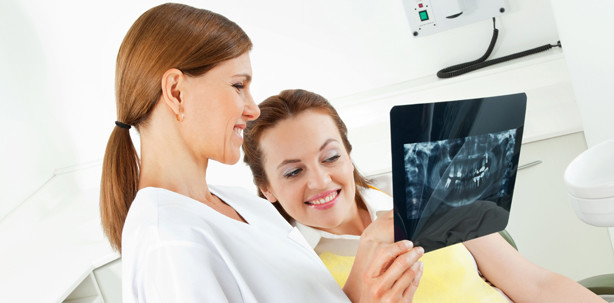 Frauen leben länger, ihre Zahnimplantate auch