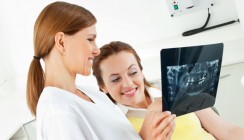 Frauen leben länger, ihre Zahnimplantate auch