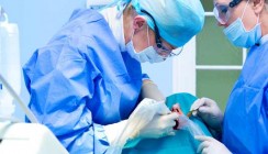 Trial & Error: Zahnarzt setzt 18 Implantate ohne Bohrschablone