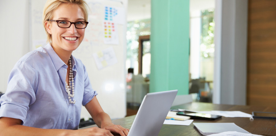 Private E-Mails im Job: Arbeitgeber darf Einhaltung von Verbot prüfen