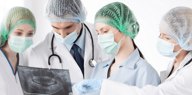 Indischem Jungen werden 232 Zähne gezogen