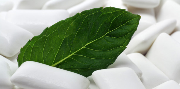 Kaugummi kauen schützt im Alter die Zähne