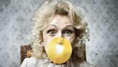 Zuckerfreie Bonbons und Kaugummi helfen bei trockenem Mund