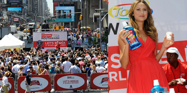 1.142 Menschen gurgelten, spülten und spuckten mit Stacy Keibler