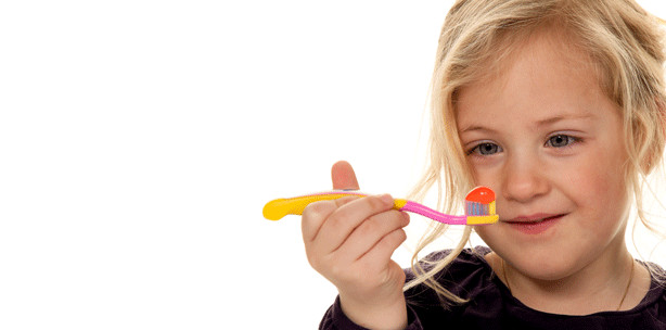 Kinderzähne nicht gleich mit normaler Zahnpasta reinigen