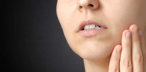 Loch in der Kieferhöhle: Frau muss zwanzig Jahre leiden