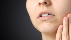 Loch in der Kieferhöhle: Frau muss zwanzig Jahre leiden