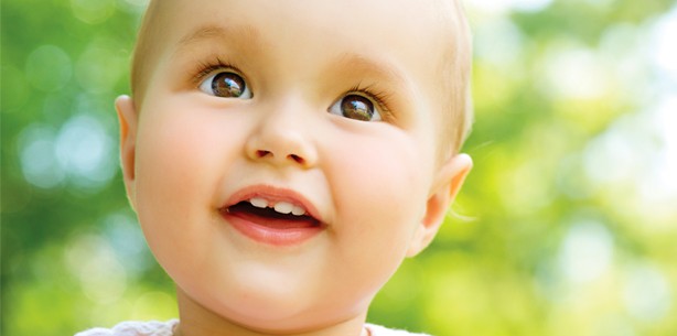 Noch keine Zähne: Kinder dürfen trotzdem Rohkost bekommen
