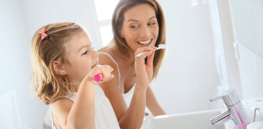 Zahnpflege bei Kindern: Bis zum Ende der Grundschule kontrollieren