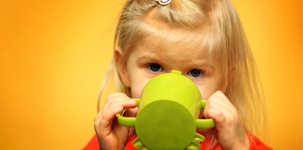Kleinkind so früh wie möglich aus Becher trinken lassen