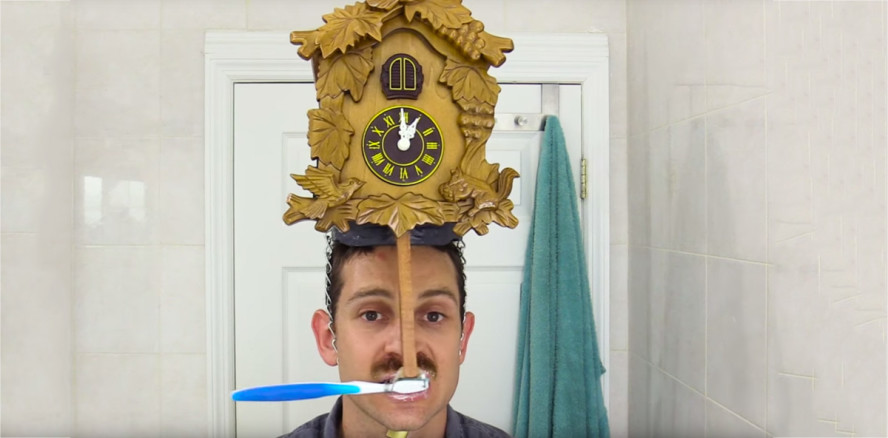 Bis der Vogel kommt: Zähneputzen mit der Kuckucksuhr