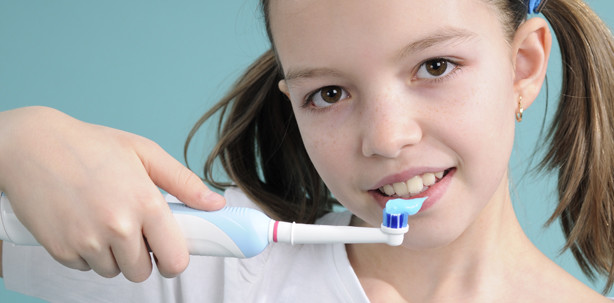 Elektrische Kinderzahnbürsten haben oft zu spitze Borsten