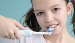 Elektrische Kinderzahnbürsten haben oft zu spitze Borsten