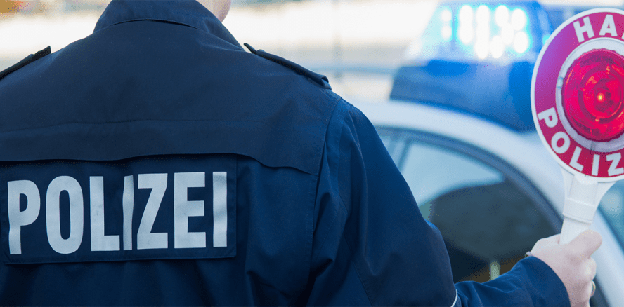Junger Mann beißt sich an Polizisten Zahn aus