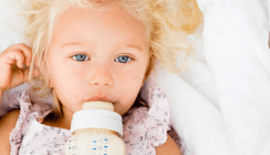 Auch Milch kann bei Kindern zu Karies führen