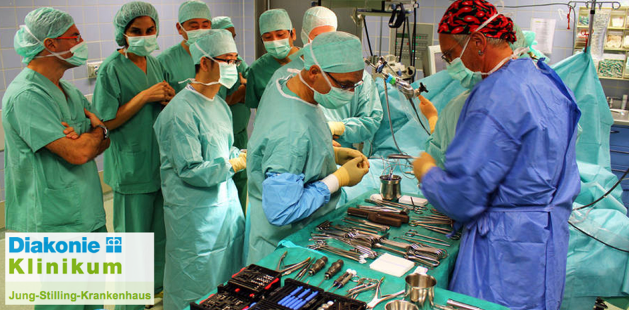 Seltene Kopf-OP: Ärzte aus aller Welt lernen in Siegen