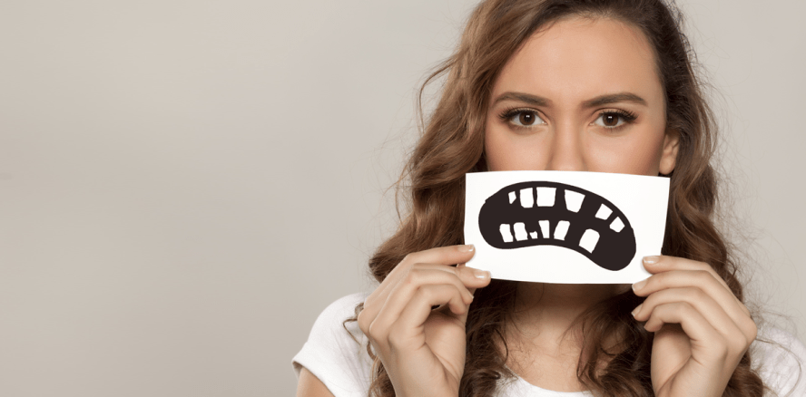 Mit offenem Mund schlafen erhöht das Kariesrisiko