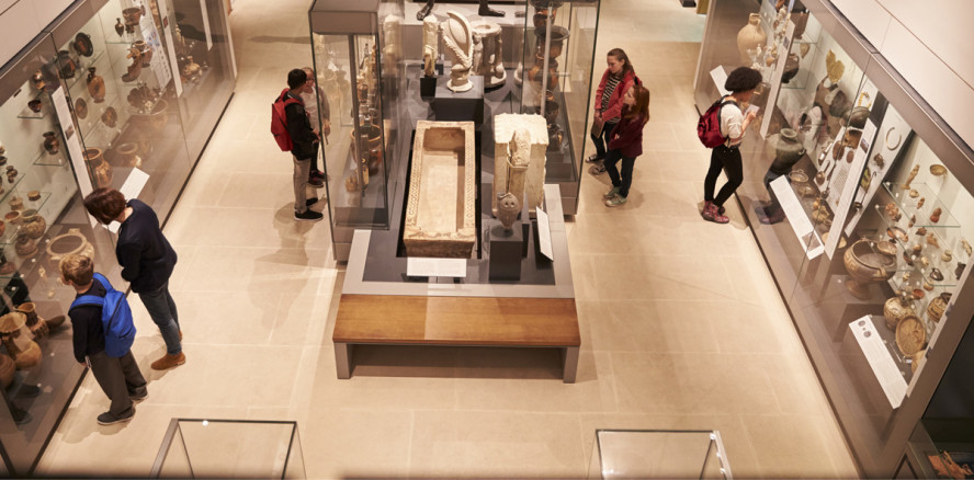 Kuhknochen-Gebiss und Zahnbürsten aus dem Königshaus