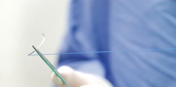 Abgebrochene Nadelspitze im Patientenkörper – Wer haftet?