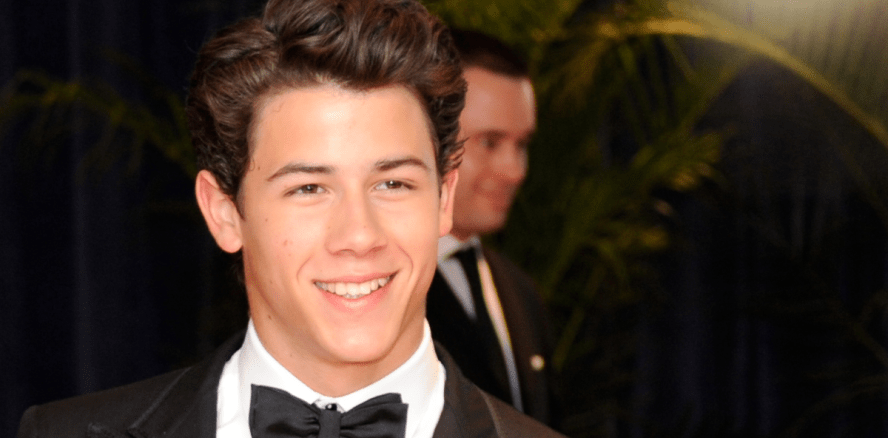 Drei statt zwei? Nick Jonas' Frontzahnreihe gibt Rätsel auf