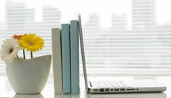 Chef darf Arbeitnehmern Nippes am Schreibtisch verbieten