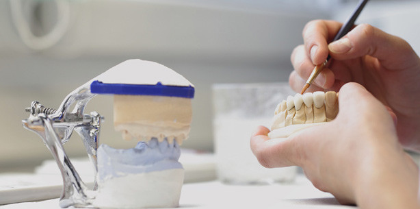 „Zahnersatzpreise wie in Ungarn“ – Zahntechniker gewinnt vor Gericht