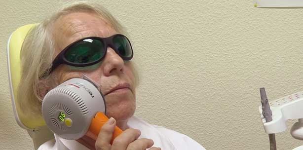 Schwellungs- und Entzündungsprophylaxe durch gepulstes Rotlicht