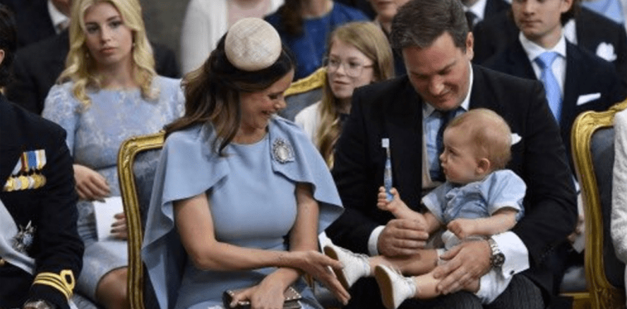 Zahnbürste als Spielzeug: Kleiner Prinz ganz bescheiden