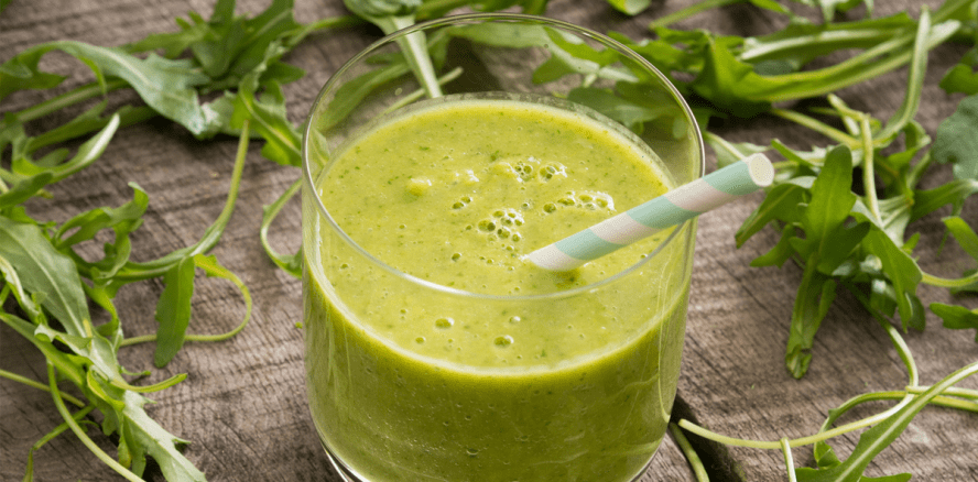 Gemüsesaft aus Rucola und Spinat fördert Zahngesundheit