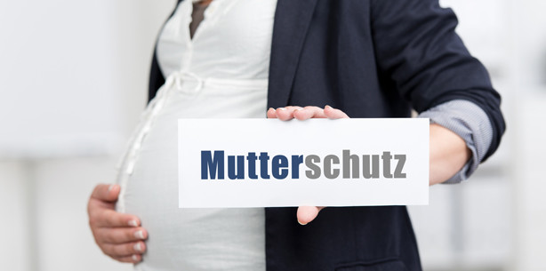 Die schwangere Angestellte in der Zahnarztpraxis