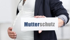 Die schwangere Angestellte in der Zahnarztpraxis