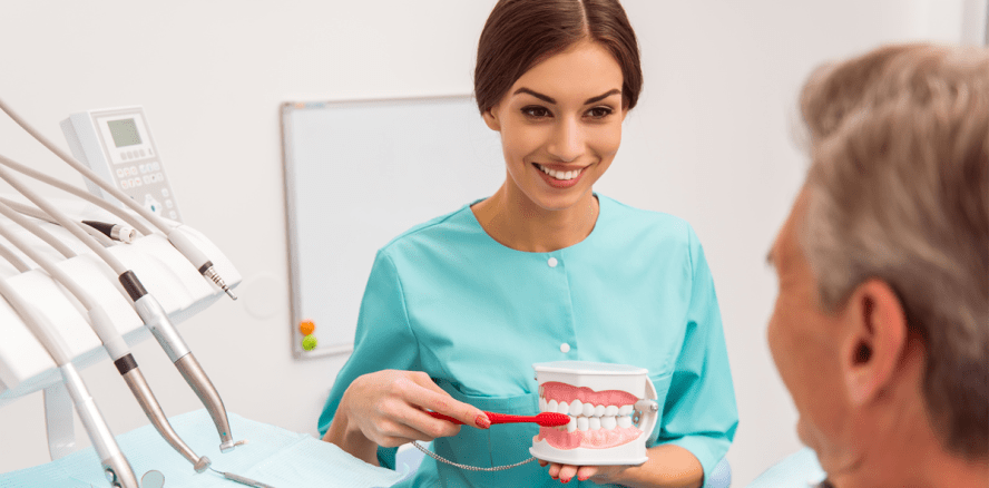 Senioren sollten Warnsignale für Parodontitis ernst nehmen