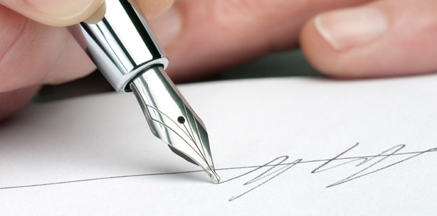 Patienten unterschreiben gegen die Kassengebühr