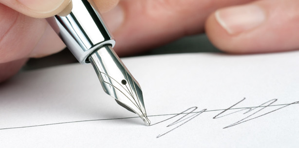 Patienten unterschreiben gegen die Kassengebühr