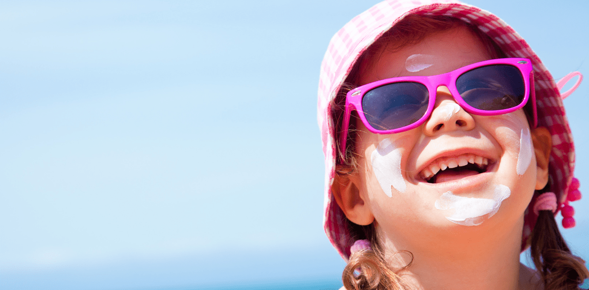 Puppen zeigen Kindern, wie wichtig Sonnenschutz ist