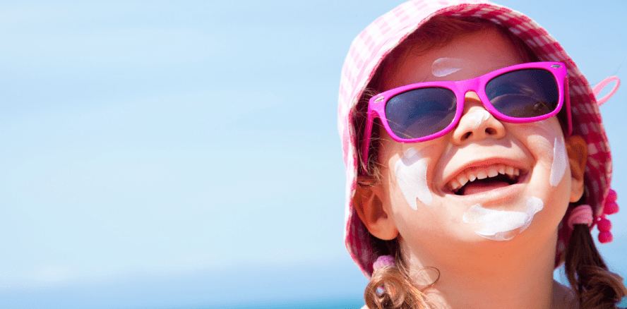 Puppen zeigen Kindern, wie wichtig Sonnenschutz ist