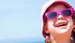 Puppen zeigen Kindern, wie wichtig Sonnenschutz ist