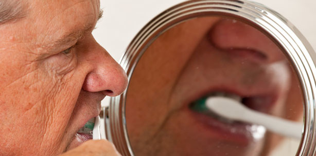 Zähneputzen im Sitzen fällt Älteren oft leichter