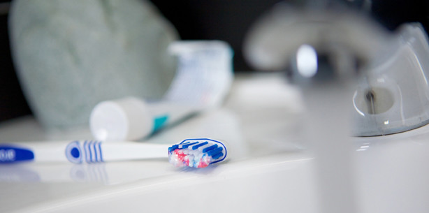 Nach dem Putzen sollen die Fluoride haften bleiben