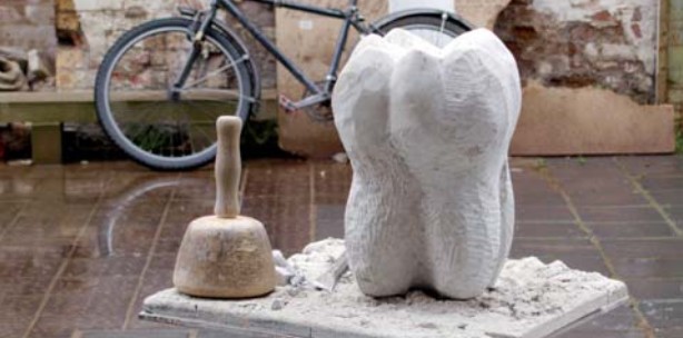 Eine Zahnskulptur für Deutschlands schönste Zahnarztpraxis