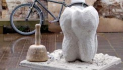 Eine Zahnskulptur für Deutschlands schönste Zahnarztpraxis