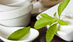Auch der Süßstoff Stevia kann Zähnen schaden