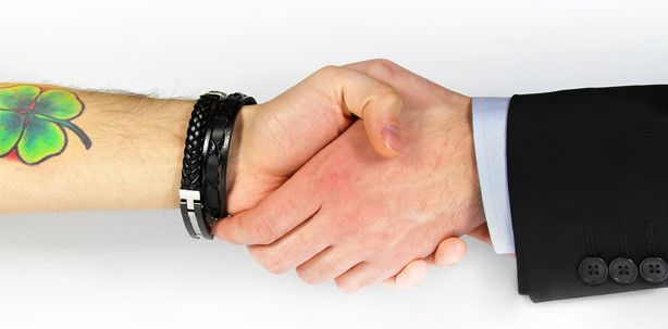 Tattoo am Handgelenk rechtfertigt keine Absage für Ausbildungsplatz