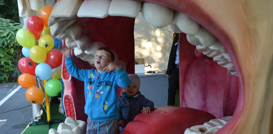 Mund-Modell und Milchzahnexpress lockten in die Feengrotten