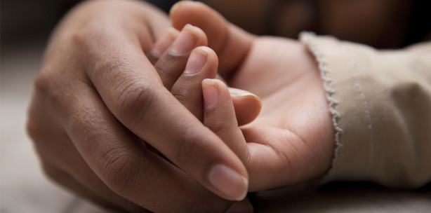 Händchen halten – aber wie? Halten, berühren und Akupressur