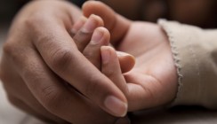 Händchen halten – aber wie? Halten, berühren und Akupressur