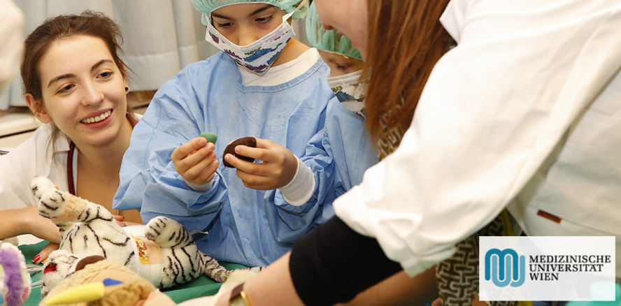 Teddybären-Krankenhaus: Die Angst vor dem Arztbesuch nehmen